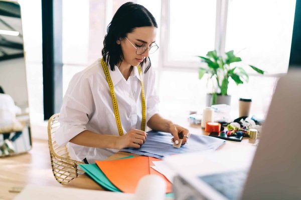Est-ce que des croisières proposent des ateliers de sculpture sur bois avec des artisans locaux?